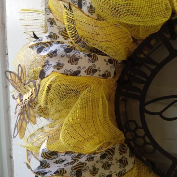 26" Craft Mesh WREATH with custom precision cut 16 gauge Metal BEE Decor center. - Picture 4 of 10